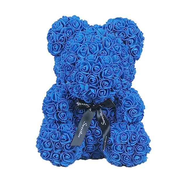 Oso de peluche con rosas de flores artificiales.