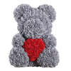 Ours en peluche avec des roses de fleurs artificielles