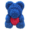 Oso de peluche con rosas de flores artificiales.