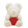 Oso de peluche con rosas de flores artificiales.