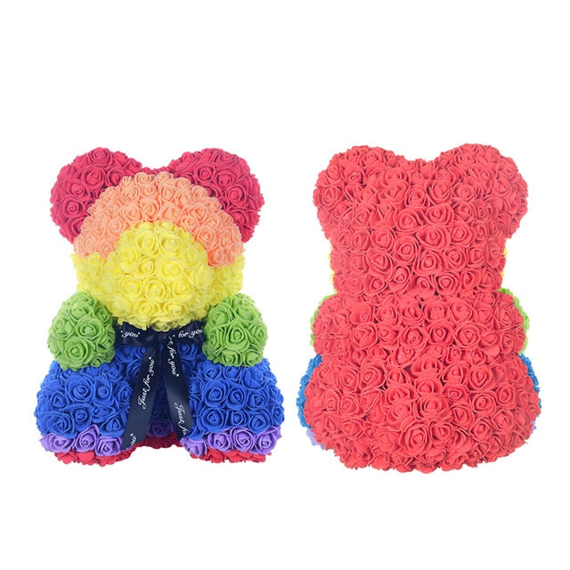 Oso de peluche con rosas de flores artificiales.