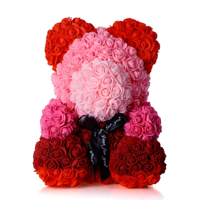 Oso de peluche con rosas de flores artificiales.